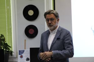 Zdjęcie przedstawia pisarza w Bibliotece