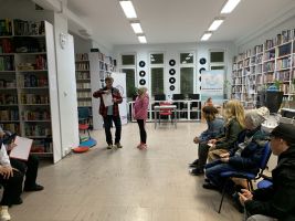 Zdjęcie przedstawia ludzi w Bibliotece.