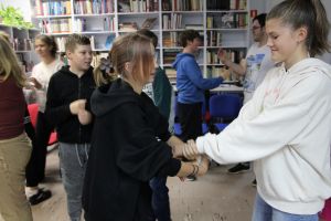 Zdjęcie przedstawia ludzi w Bibliotece.