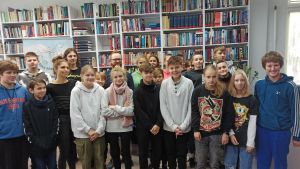 Zdjęcie przedstawia ludzi w Bibliotece.