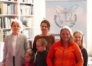 Zdjęcie przedstawia ludzi w bibliotece