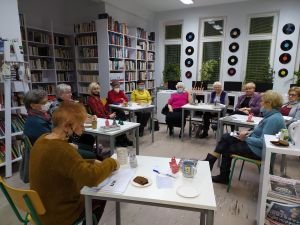 zdjęcie przedstawia panie podczas spotkania Klubu DKK dla dorosłych