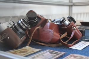 Zdjęcie przedstawia eksponaty z czasów PRLu