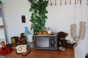 Zdjęcie przedstawia eksponaty z czasów PRLu