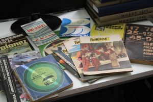 Zdjęcie przedstawia eksponaty z czasów PRLu