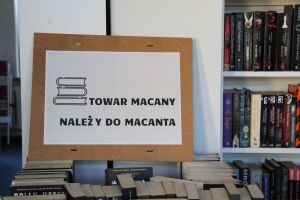 Zdjęcie przedstawia plakat z napisem Towar macany należy do macanta