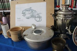 Zdjęcie przedstawia eksponaty z czasów PRLu