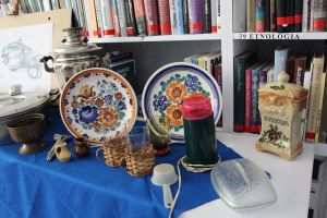 Zdjęcie przedstawia eksponaty z czasów PRLu