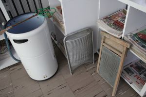 Zdjęcie przedstawia eksponaty z czasów PRLu