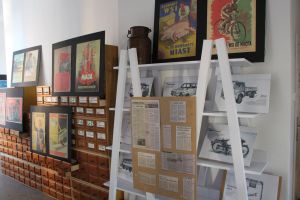 Zdjęcie przedstawia eksponaty z czasów PRLu