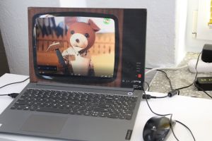 Zdjęcie przedstawia eksponaty z czasów PRLu