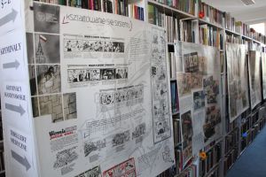 Zdjęcie przedstawia eksponaty z czasów PRLu