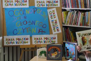 zdjęcie przedstawia tablicę promującą Dzień Głośnego Czytania