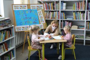 zdjęcie przedstawia dzieci wykonujące pracę plastyczną