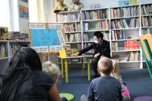 zdjęcie przedstawia dzieci biorące udział w zajęciach