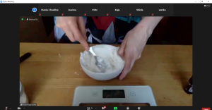 Zdjęcie miseczki ze składnikami do zrobienia pasty do mycia zębów