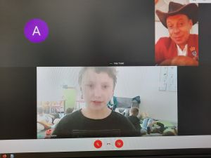 Zrzut ekranu ze spotkania Toma Justyniarskiego z uczniami Szkoły Podstawowej Adventure w Ustce