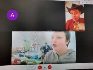 Zrzut ekranu ze spotkania Toma Justyniarskiego z uczniami Szkoły Podstawowej Adventure w Ustce