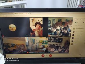 Zrzut ekranu ze spotkania Toma Justyniarskiego z uczniami Szkoły Podstawowej nr 3 w Ustce