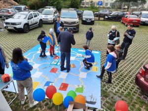 Na zdjęciu uczestnicy wielkoformatowej gry planszowej