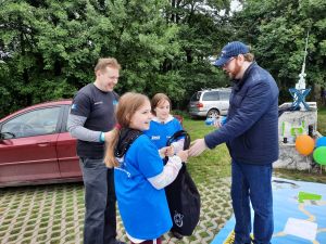 Na zdjęciu uczestnicy wielkoformatowej gry planszowej