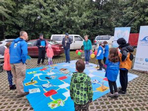 Na zdjęciu uczestnicy wielkoformatowej gry planszowej