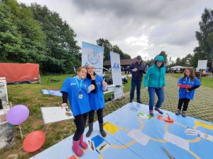 Na zdjęciu uczestnicy wielkoformatowej gry planszowej