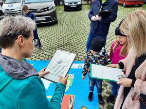 Na zdjęciu uczestnicy wielkoformatowej gry planszowej