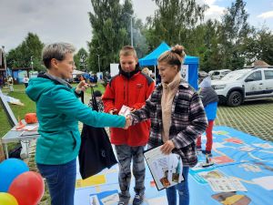 Na zdjęciu uczestnicy wielkoformatowej gry planszowej