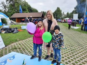 Na zdjęciu uczestnicy wielkoformatowej gry planszowej