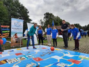 Na zdjęciu uczestnicy wielkoformatowej gry planszowej