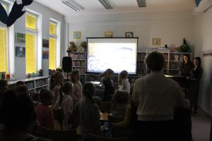 Zdjęcie na którym widzimy publiczność podczas spektaklu piaskowej animacji