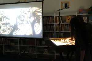 Zdjęcie na którym widzimy artystkę tworzącą kolejny obraz