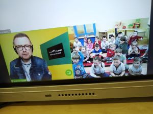 Marcin Kozioł i dzieci na warsztatach o przyrodzie i pogodzie Pogoda dla puchaczy w ramach projektu Biblioteka-Naturalnie!