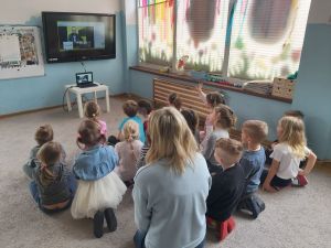 Dzieci na warsztatach on-line o przyrodzie i pogodzie Pogoda dla puchaczy w ramach projektu Biblioteka-Naturalnie!