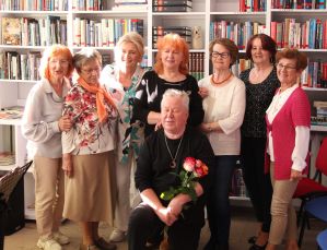 Zdjęcie przedstawia ludzi w bibliotece