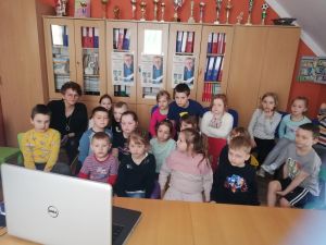 Dzieci z Przedszkola nr 2 Delfinki w Ustce wraz z panią Dyrektor podczas warsztatów Pogoda dla puchaczy z Marcinem Koziołem w ramach projektu 