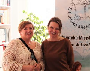 Zdjęcie przedstawia ludzi w bibliotece