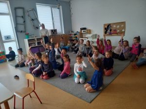 Dzieci ze Słonecznikowego Przedszkola w Ustce podczas warsztatów z Marcinem Koziołem w ramach projektu Biblioteka - Naturalnie!