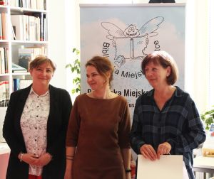 Zdjęcie przedstawia ludzi w bibliotece