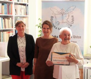 Zdjęcie przedstawia ludzi w bibliotece