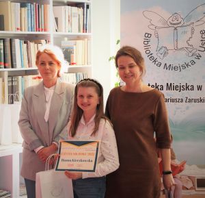 Zdjęcie przedstawia ludzi w bibliotece