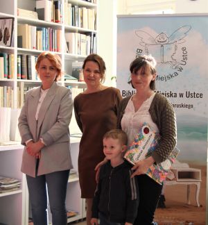 Zdjęcie przedstawia ludzi w bibliotece