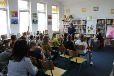 Zdjęcie przedstawia spotkanie autorskie z p. Renatą Piątkowska i Malwiną Kożurno w ramach DKK dla dzieci