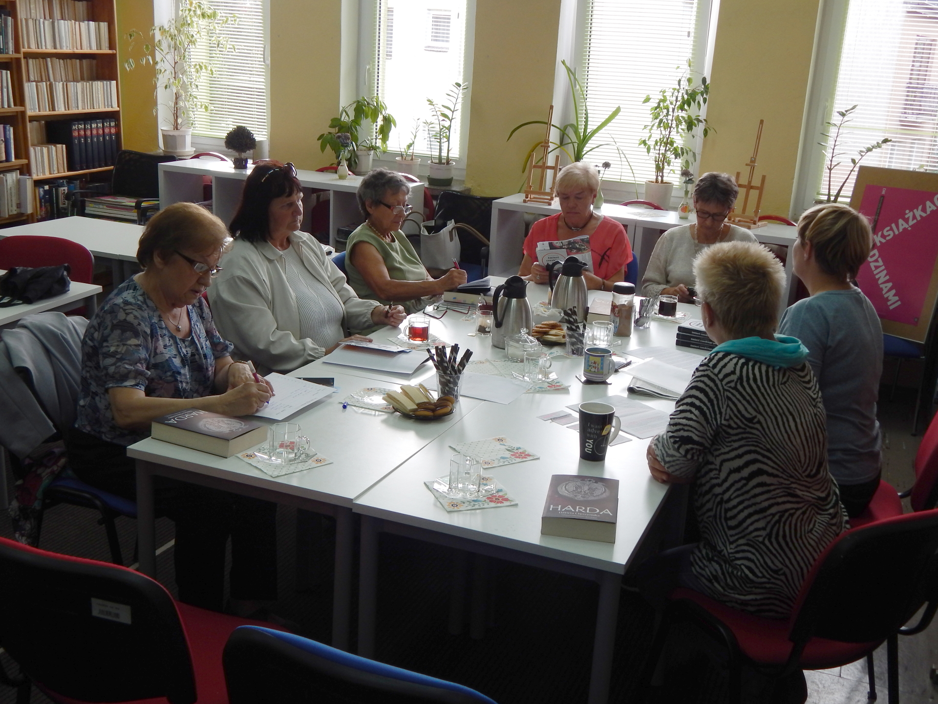 Zdjęcie ze spotkania Dyskusyjnego Klubi Książki dla Dorosłych z 5 września 2017 roku.