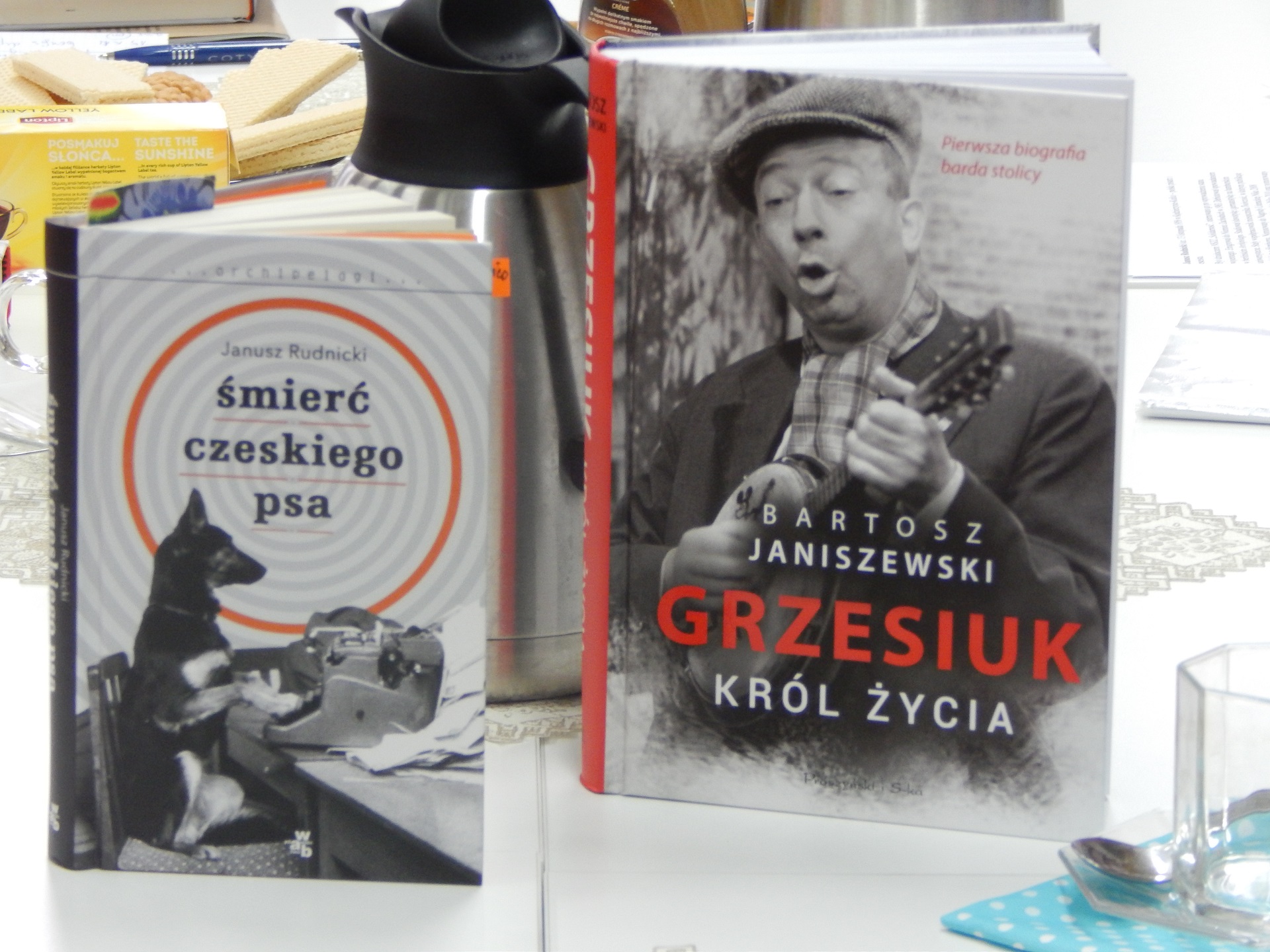 Zdjęcie ze spotkania Dyskusyjnego Klubi Książki dla Dorosłych z 11 października 2017 roku.