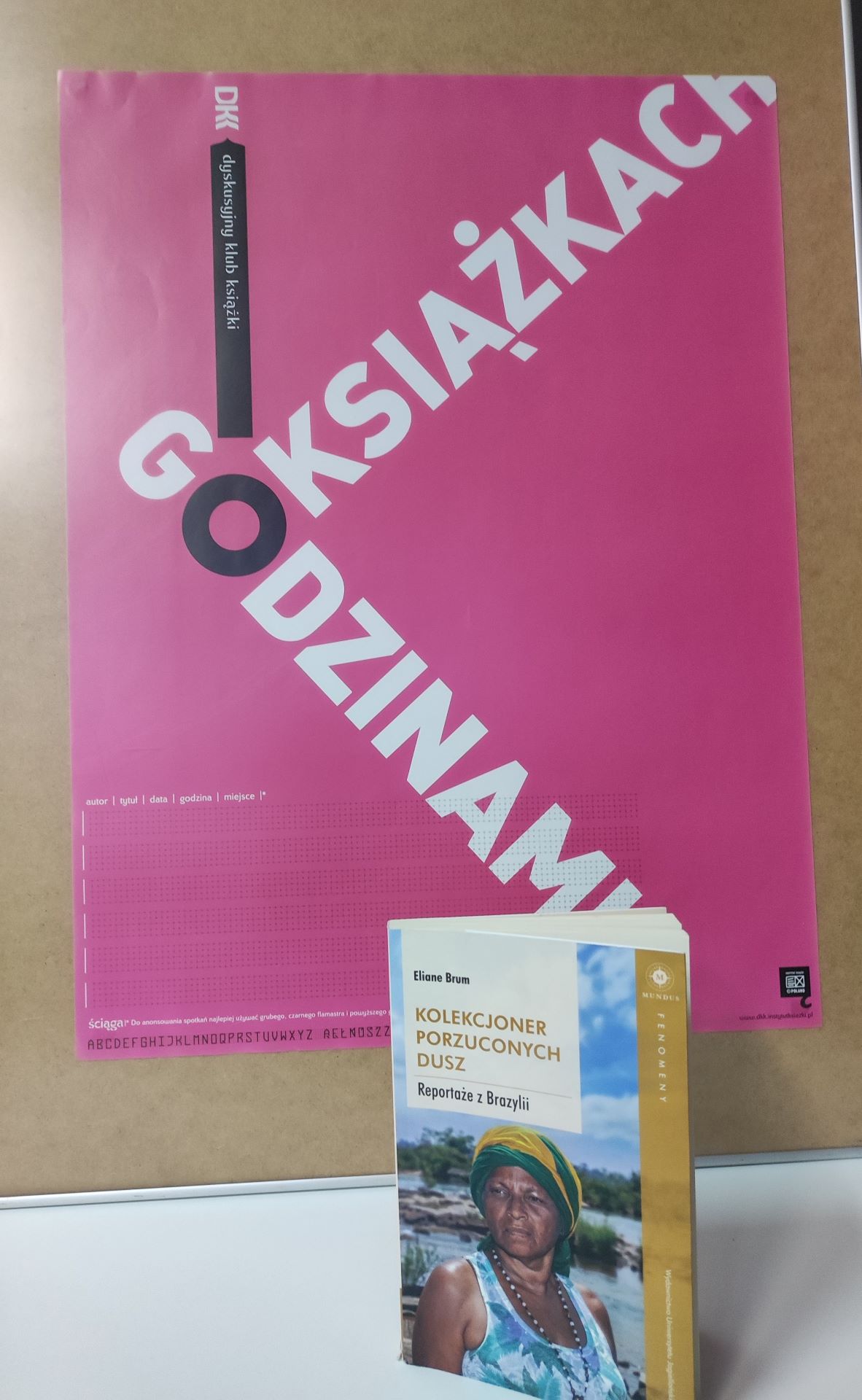 Zdjęcie przedstawia książkę i plakat