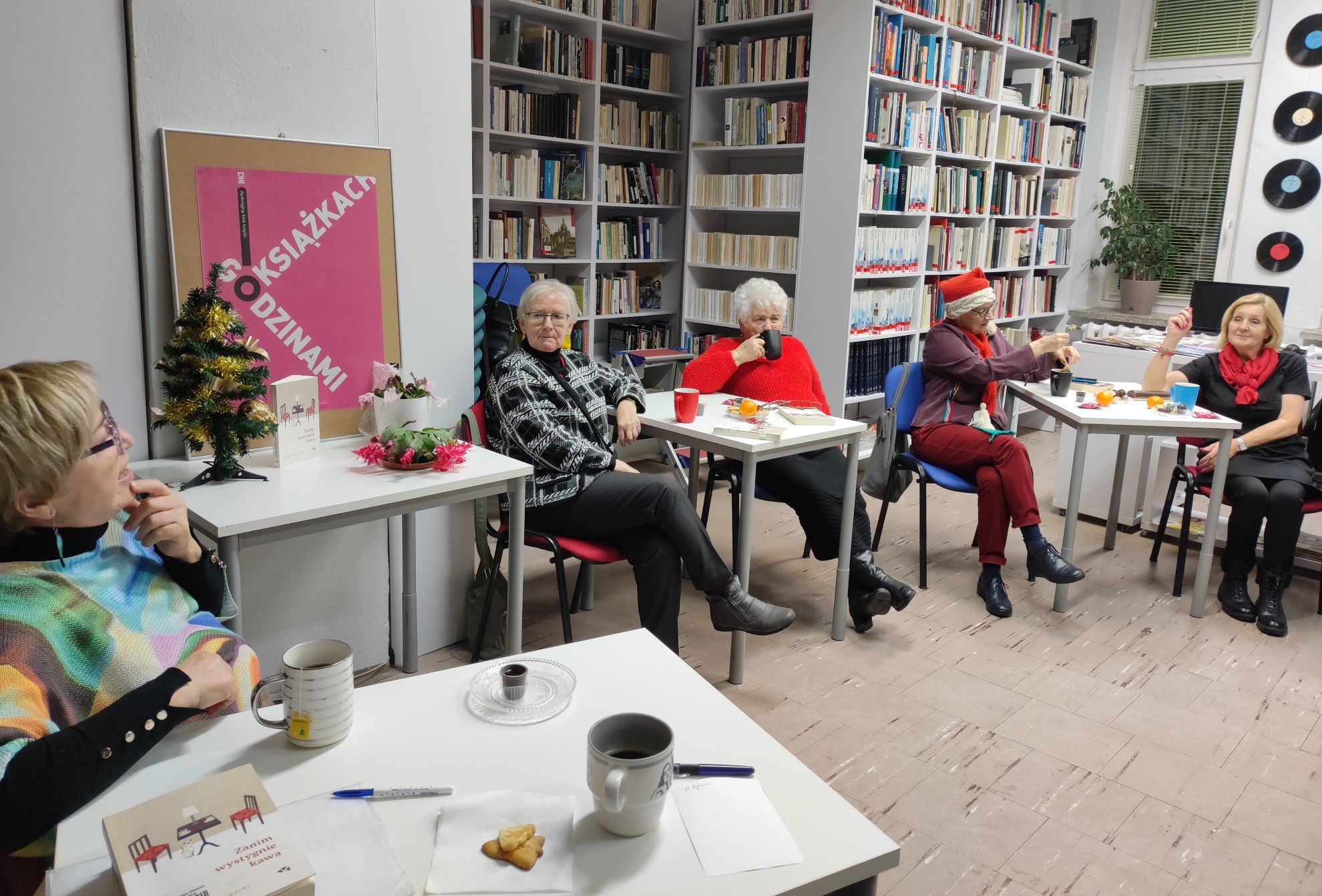 Zdjęcie przedstawia ludzi w bibliotece