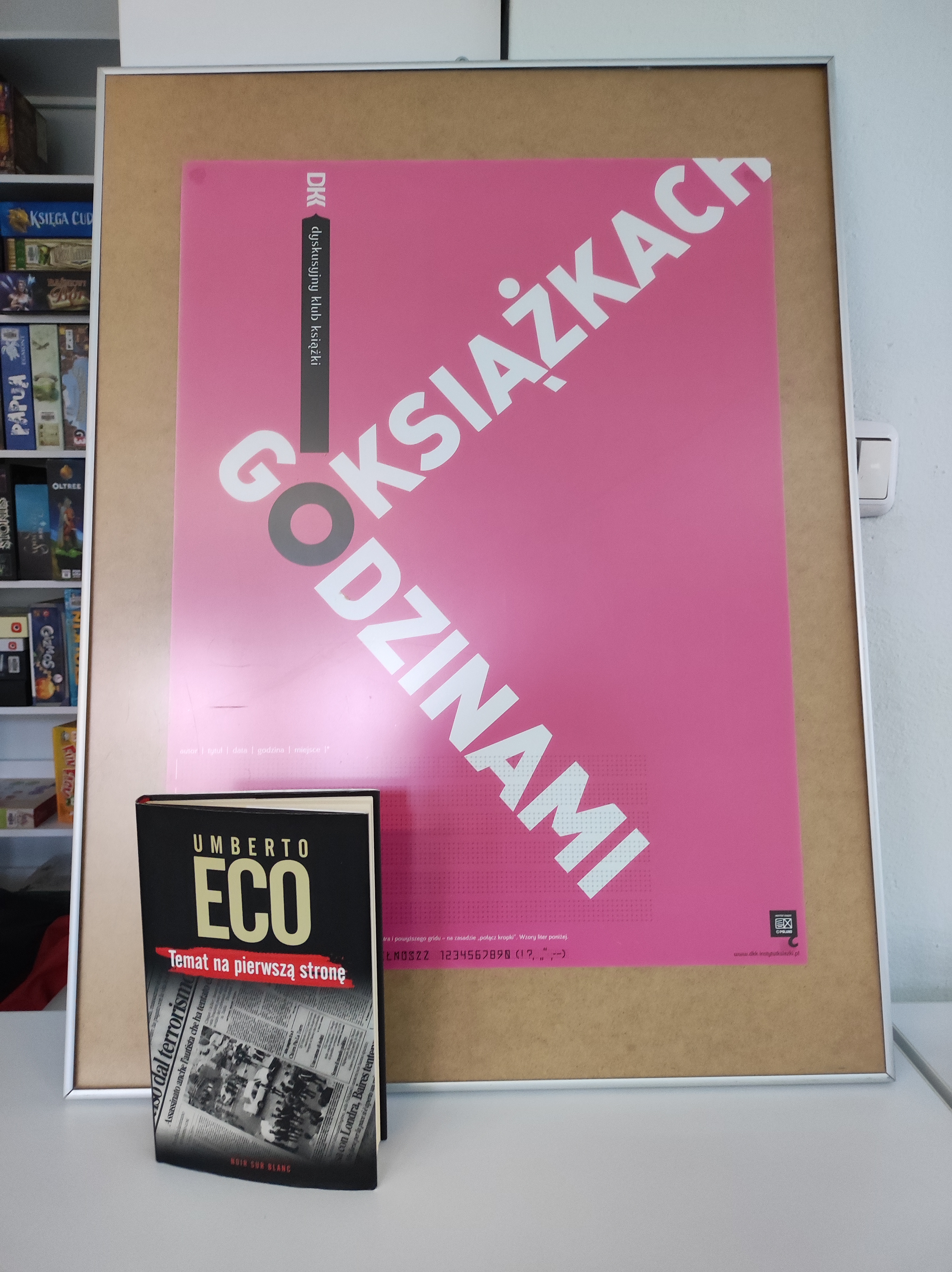 Zdjęcie przedstawia książkę i plakat
