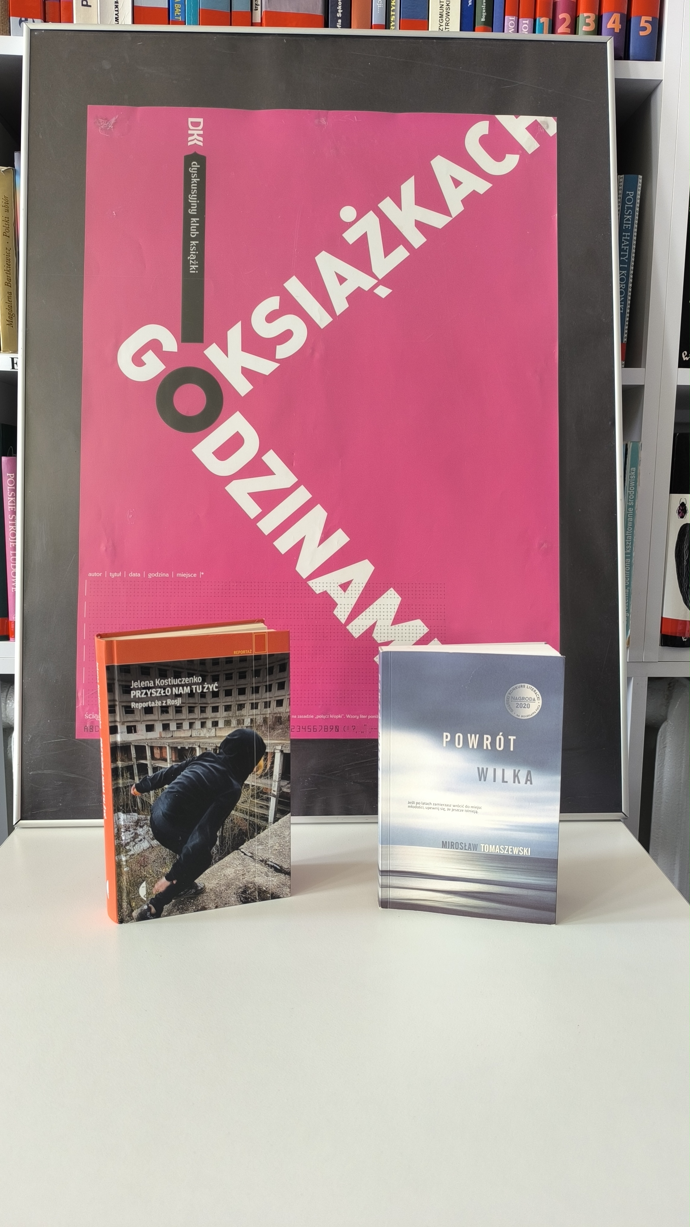 Zdjęcie przedstawia książkę i plakat